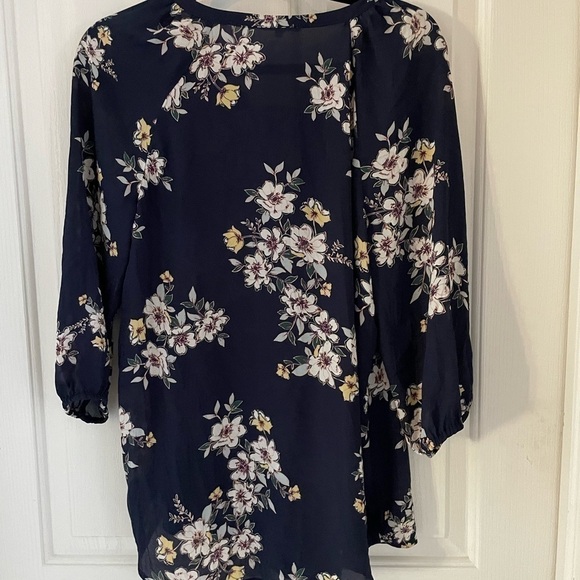Maurice floral, sheer top size medium. - Picture 2 of 4